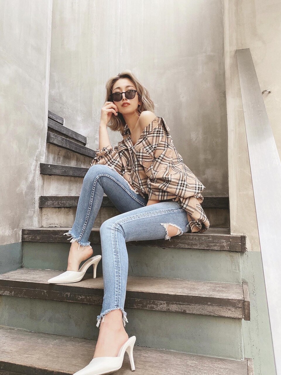 ブルー系のデニムパンツ、ホワイト系のパンプス、ベージュ系のシャツ/ブラウスを着用したレディースの春コーディネートの2枚目の写真