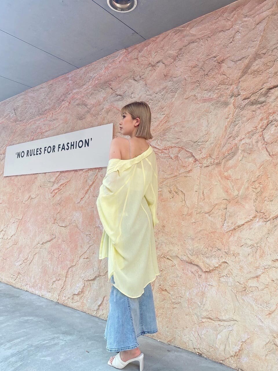 イエロー系のシャツ/ブラウス、ブルー系のデニムスカート、ホワイト系のサンダルを着用したレディースの夏コーディネートの3枚目の写真