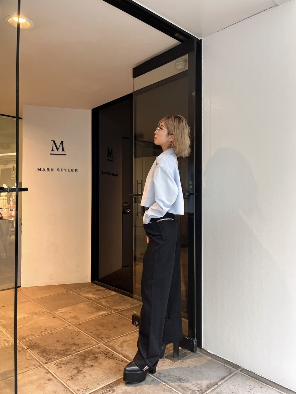 ホワイト系のシャツ/ブラウス、ブラック系のデニムパンツ、その他のサングラスを着用したレディースの秋コーディネートの3枚目の写真