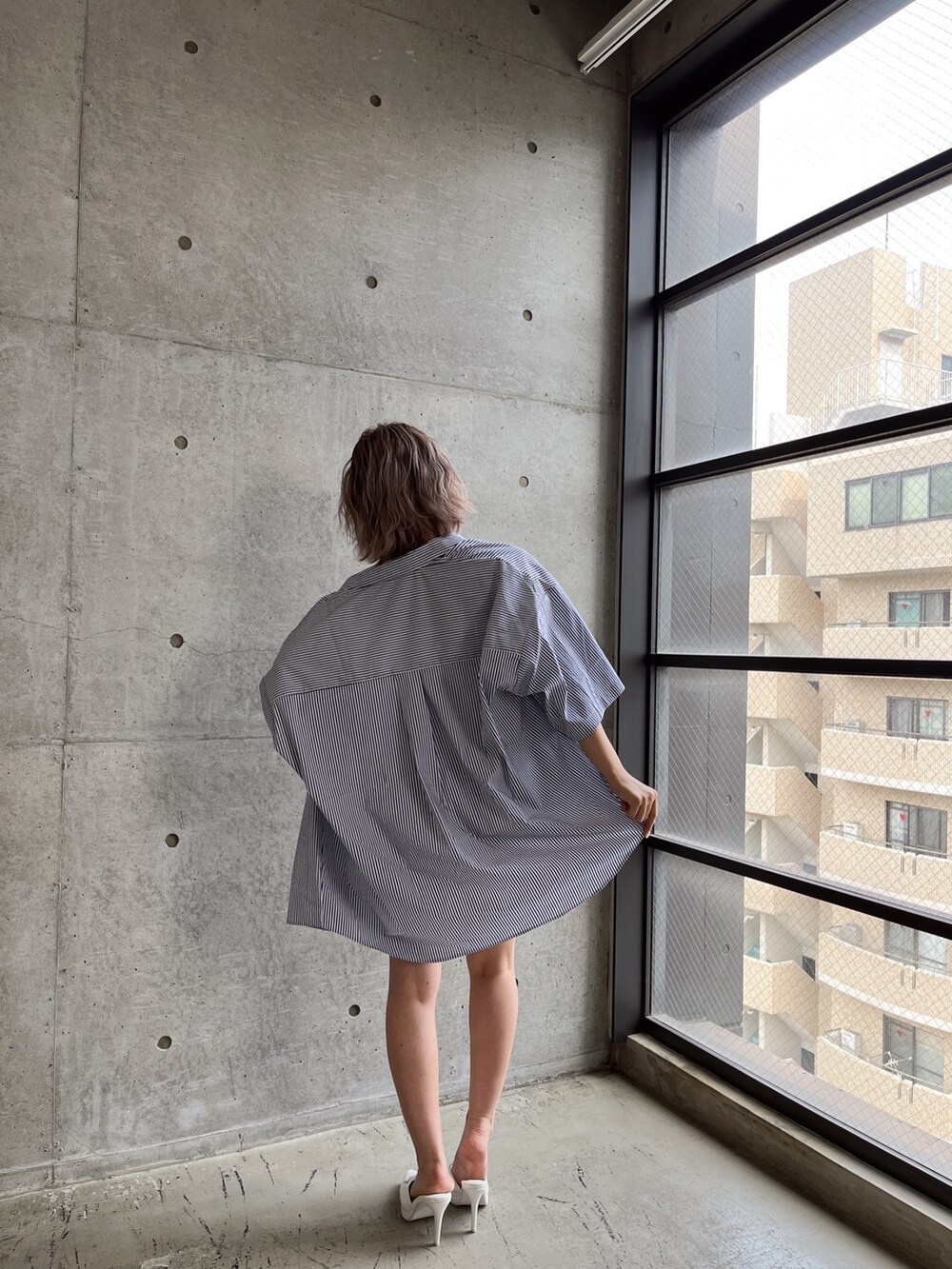 ピンク系のシャツ/ブラウス、ホワイト系のスウェットパンツ、ホワイト系のタンクトップを着用したレディースの夏コーディネートの2枚目の写真