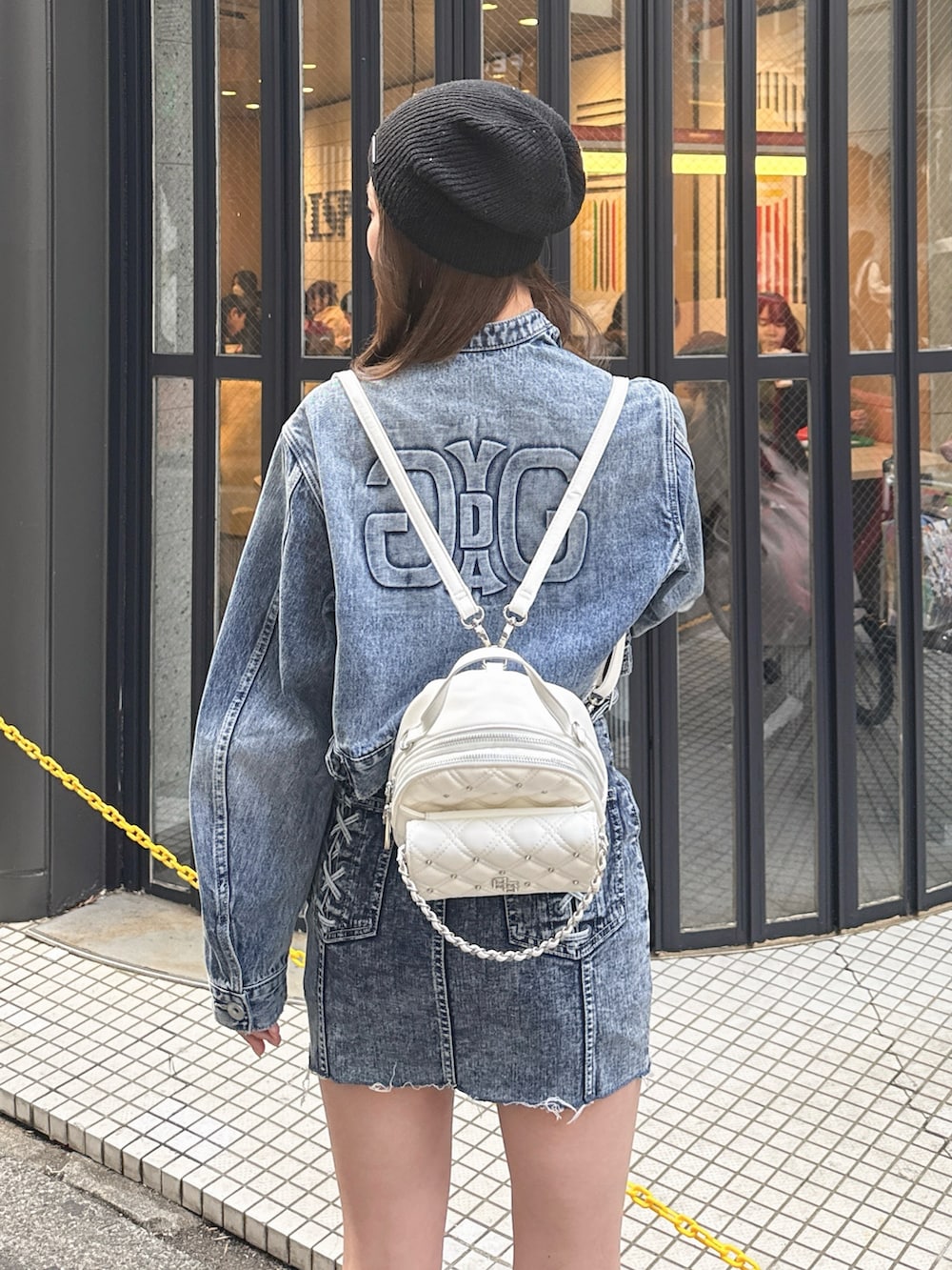 ブルー系のワンピース、ブルー系のデニムジャケットを着用したレディースの春コーディネートの3枚目の写真