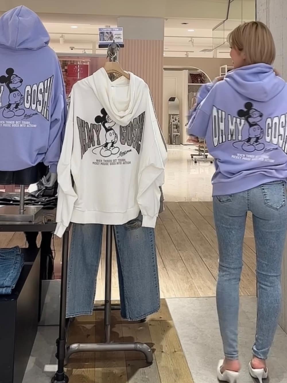 グレー系のワンピース、ブラック系のブーツ、ピンク系のニット/セーターを着用したレディースの冬コーディネートの3枚目の写真