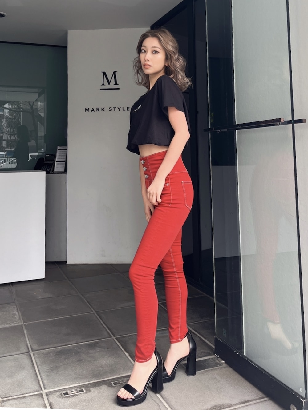 ブラック系のTシャツ/カットソー、レッド系のその他パンツ、ブラック系のサンダルを着用したレディースの夏コーディネートの2枚目の写真