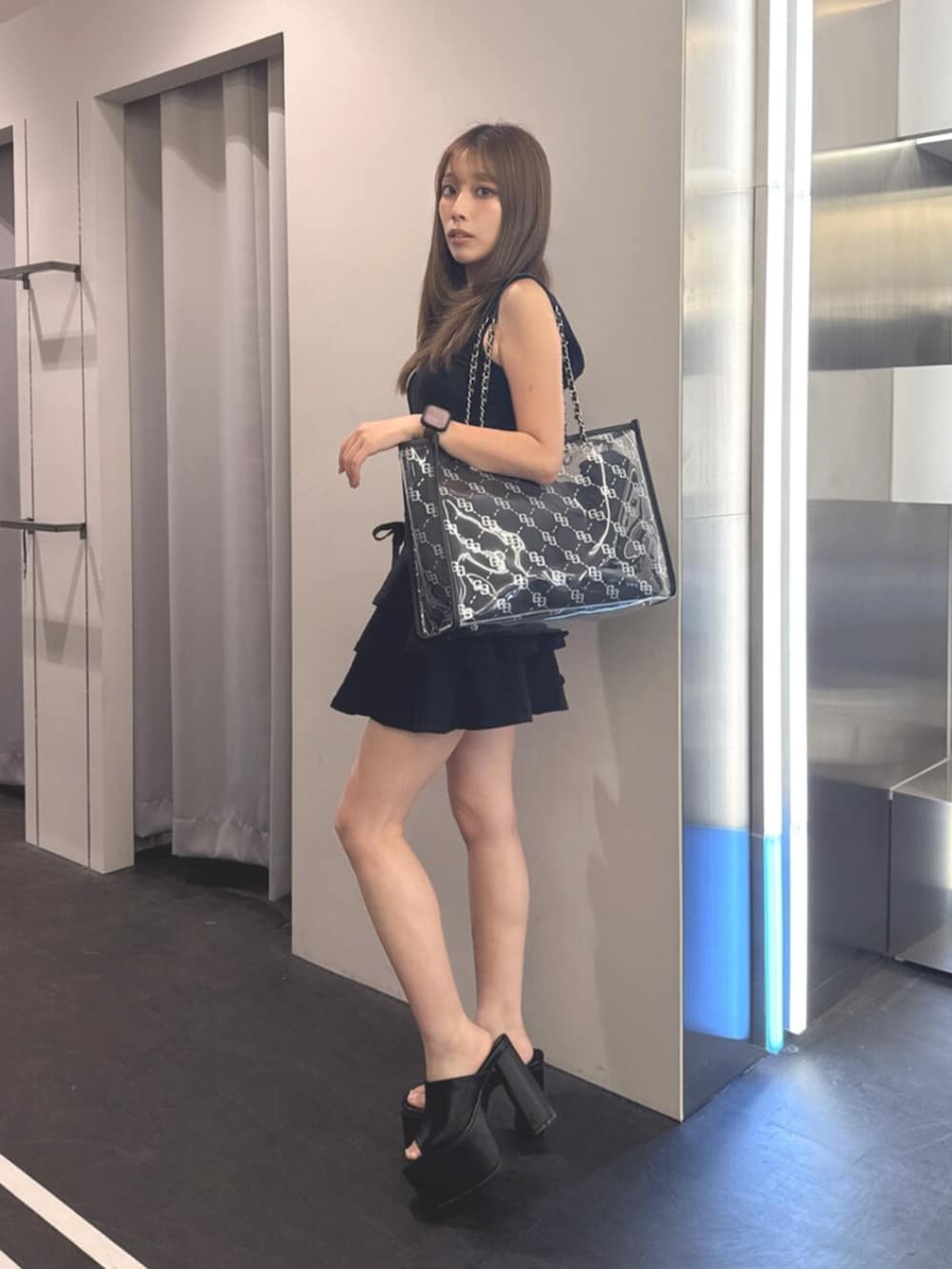 ブラック系のサンダル、ブラック系のトートバッグ、ブラック系のワンピースを着用したレディースの夏コーディネートの2枚目の写真
