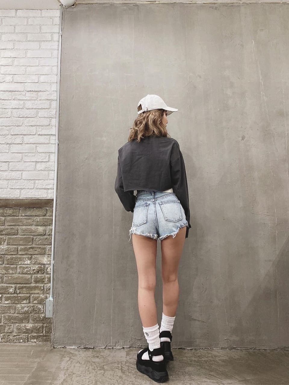 ブルー系のその他パンツ、グレー系のTシャツ/カットソー、その他のサンダルを着用したレディースの春コーディネートの3枚目の写真