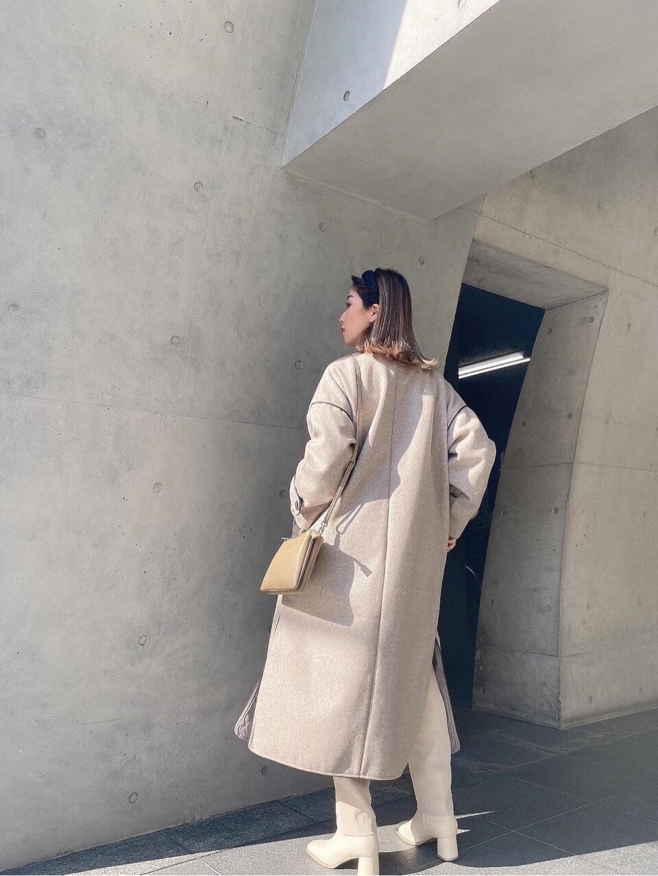 ベージュ系のその他アウターを着用したレディースの秋コーディネートの2枚目の写真