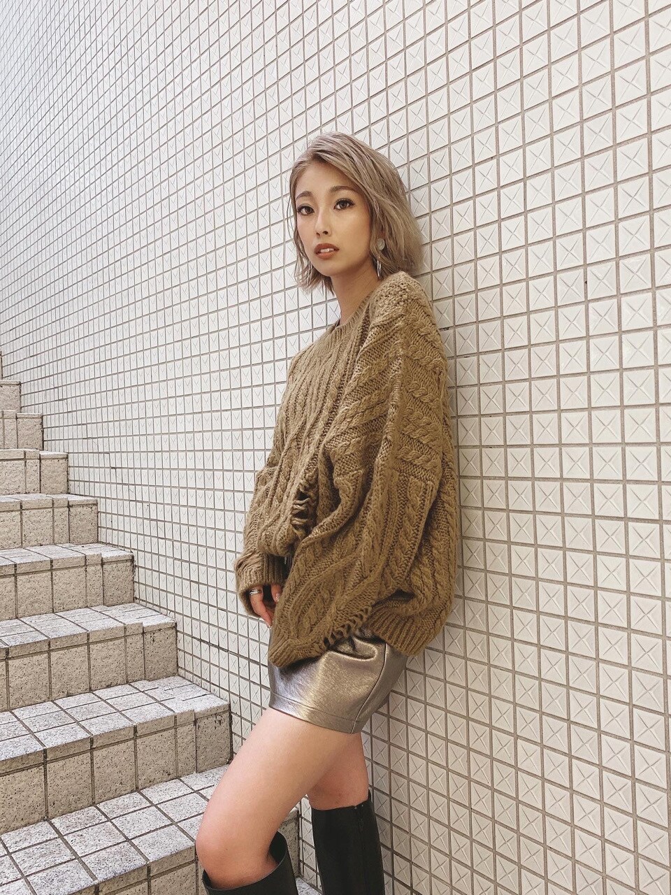 イエロー系のニット/セーターを着用したレディースの秋コーディネートの2枚目の写真