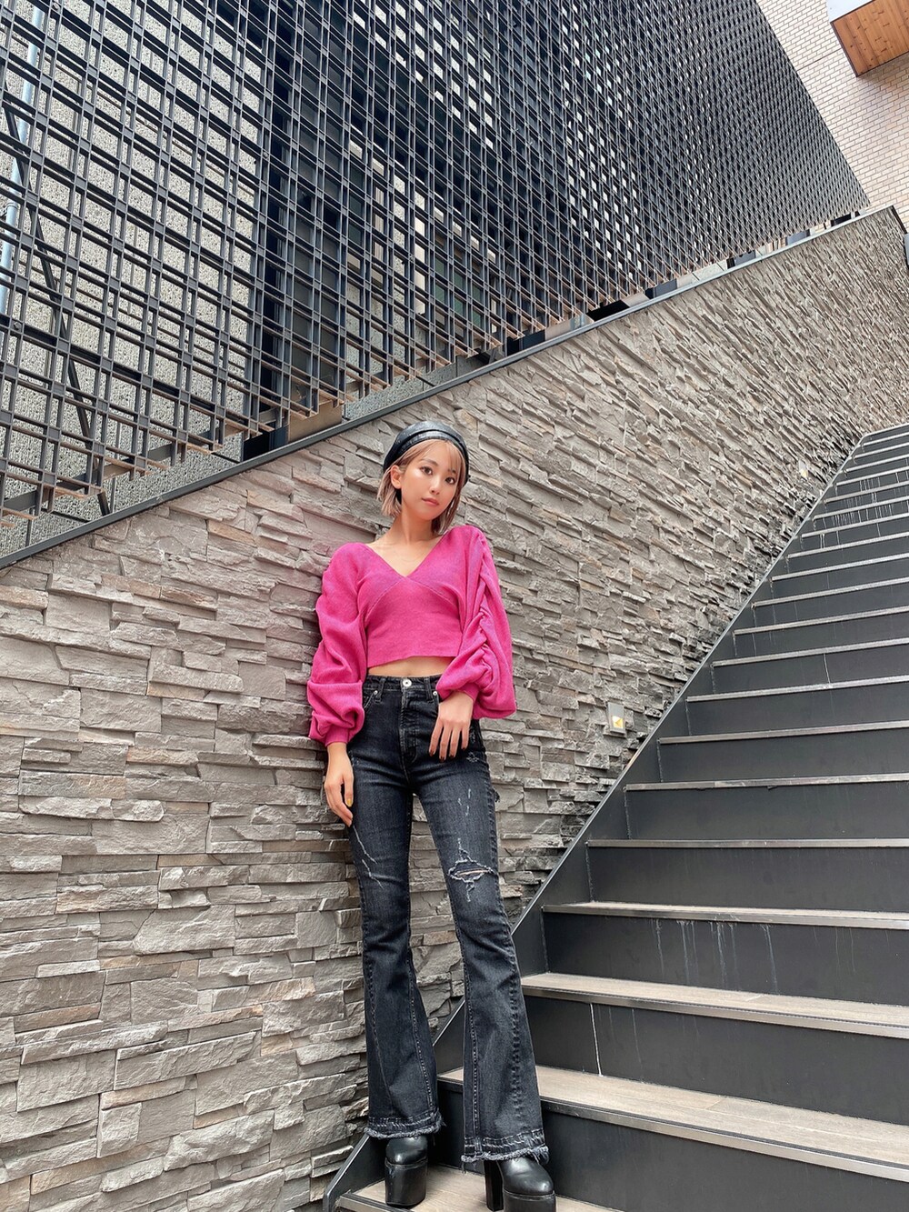 ブラック系のデニムパンツを着用したレディースの夏コーディネートの2枚目の写真