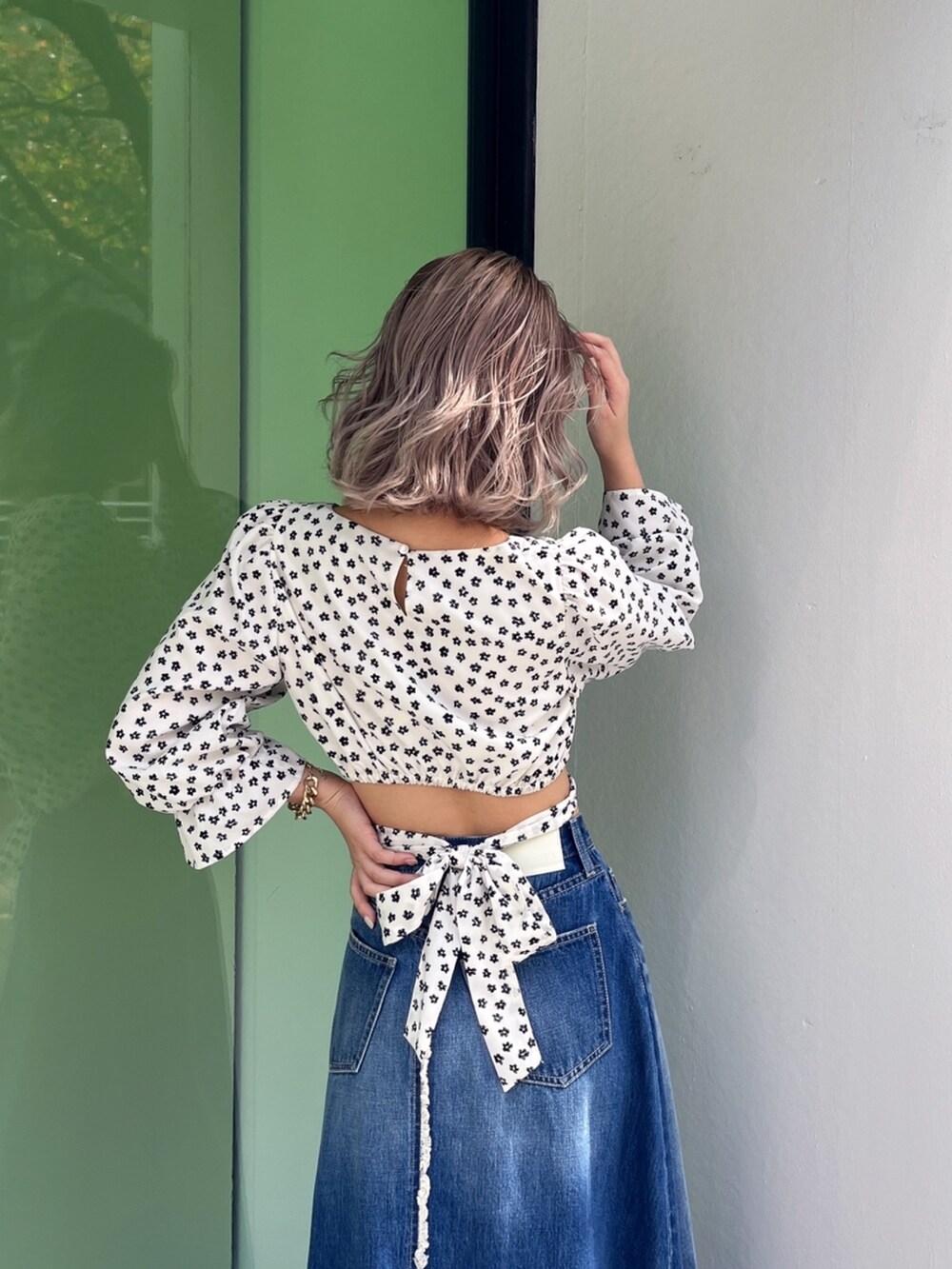 その他のシャツ/ブラウスを着用したレディースの春コーディネートの5枚目の写真