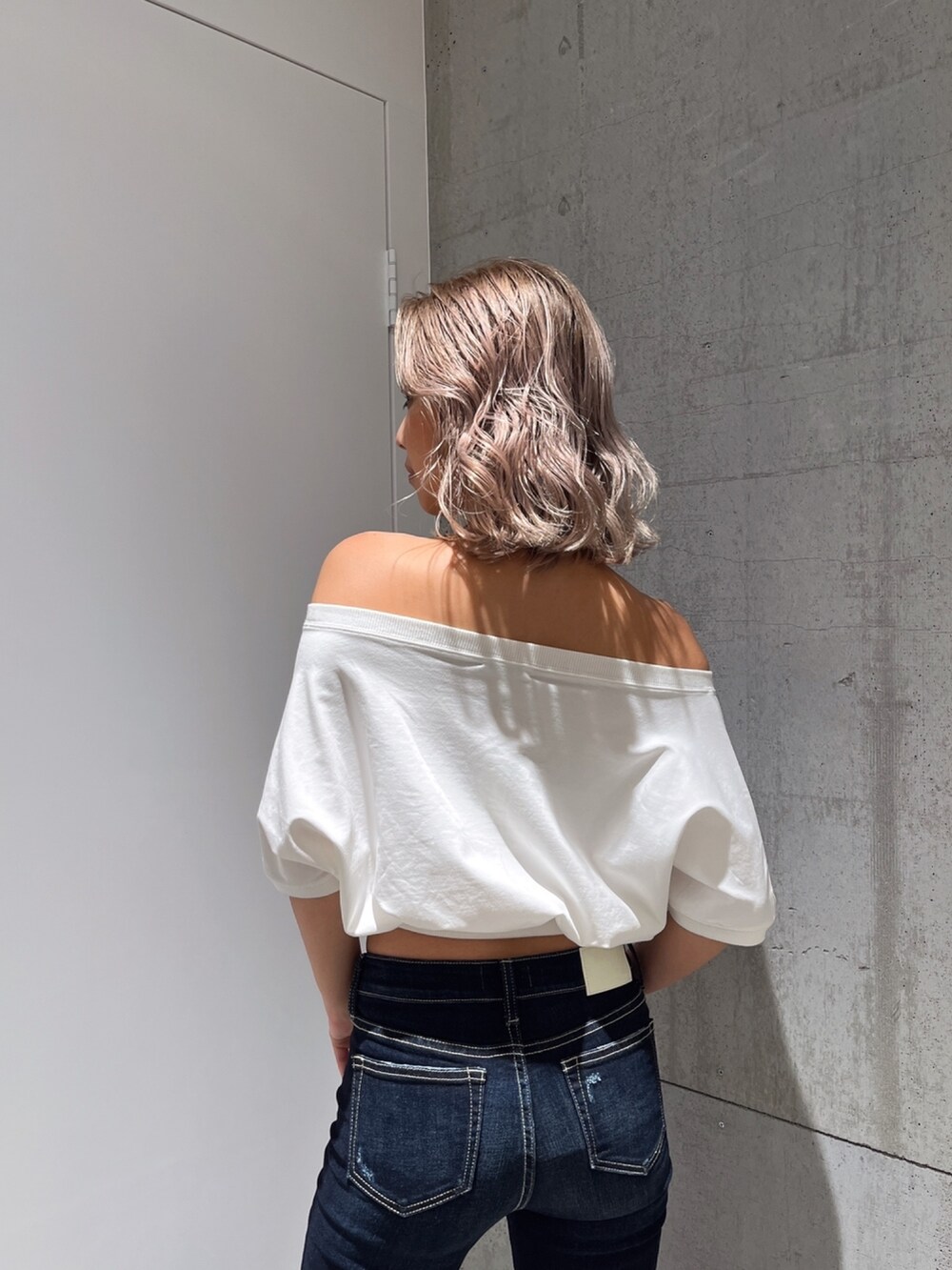 ホワイト系のTシャツ/カットソーを着用したレディースの春コーディネートの3枚目の写真