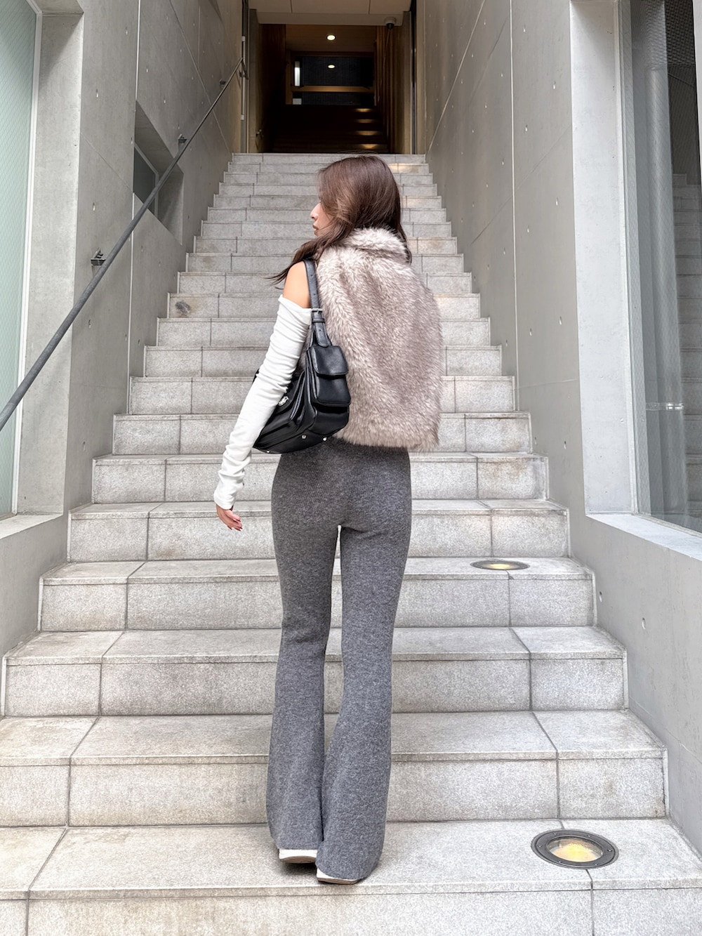 グレー系のその他パンツを着用したレディースの秋コーディネートの2枚目の写真