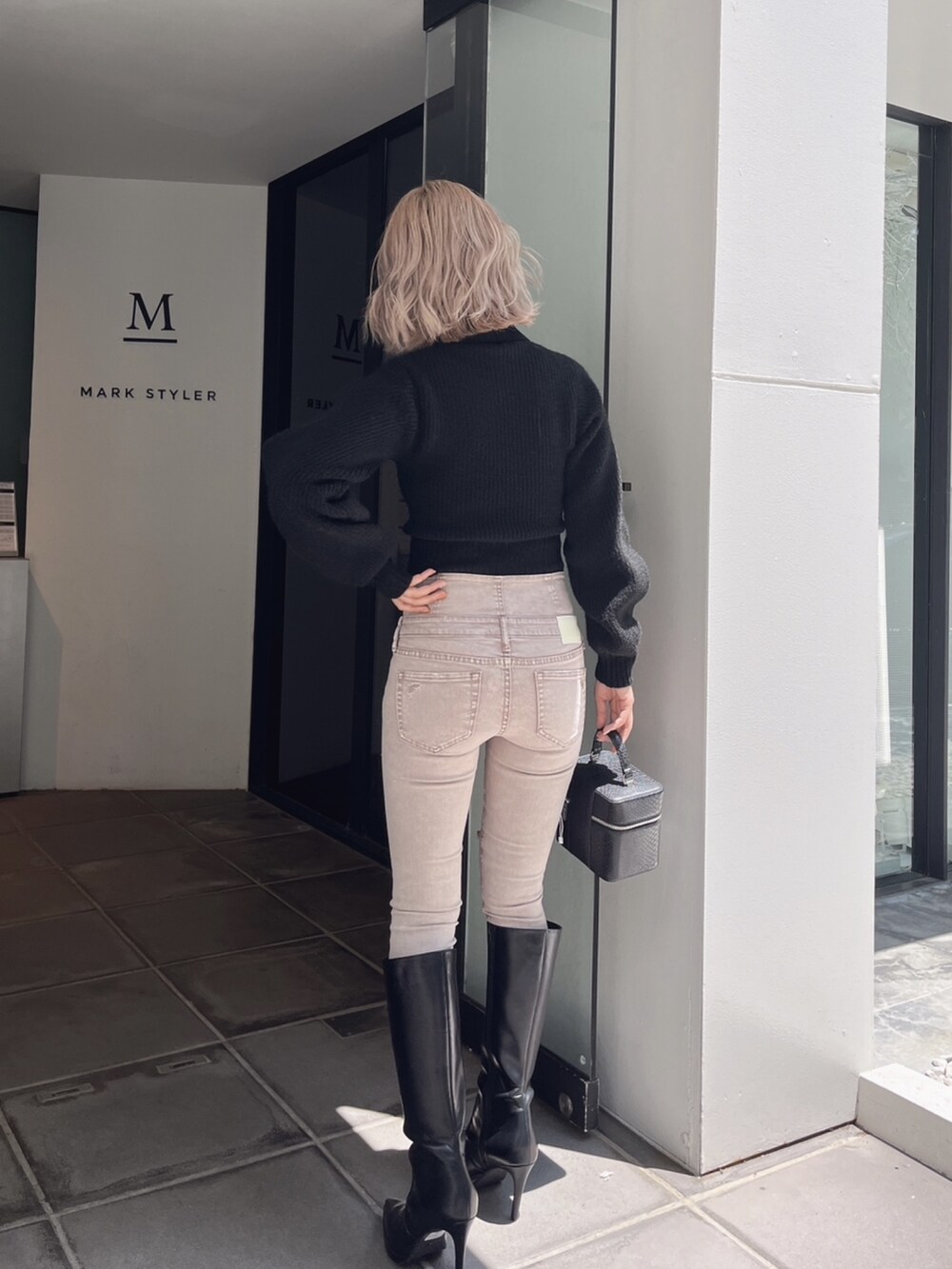 ベージュ系のその他パンツ、ブラック系のブーツを着用したレディースの冬コーディネートの2枚目の写真