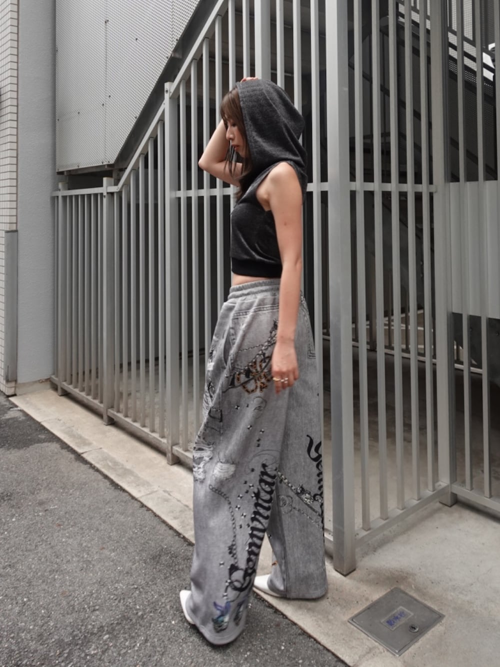 ブラック系のデニムパンツ、ブラック系のパーカーを着用したレディースの夏コーディネートの4枚目の写真