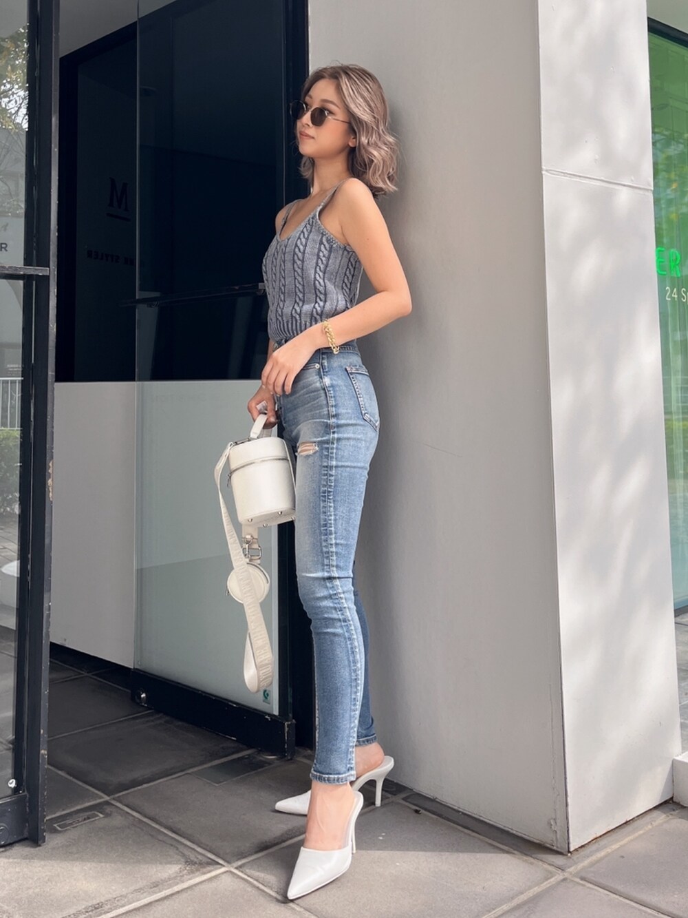 ブルー系のキャミソールを着用したレディースの春コーディネートの2枚目の写真