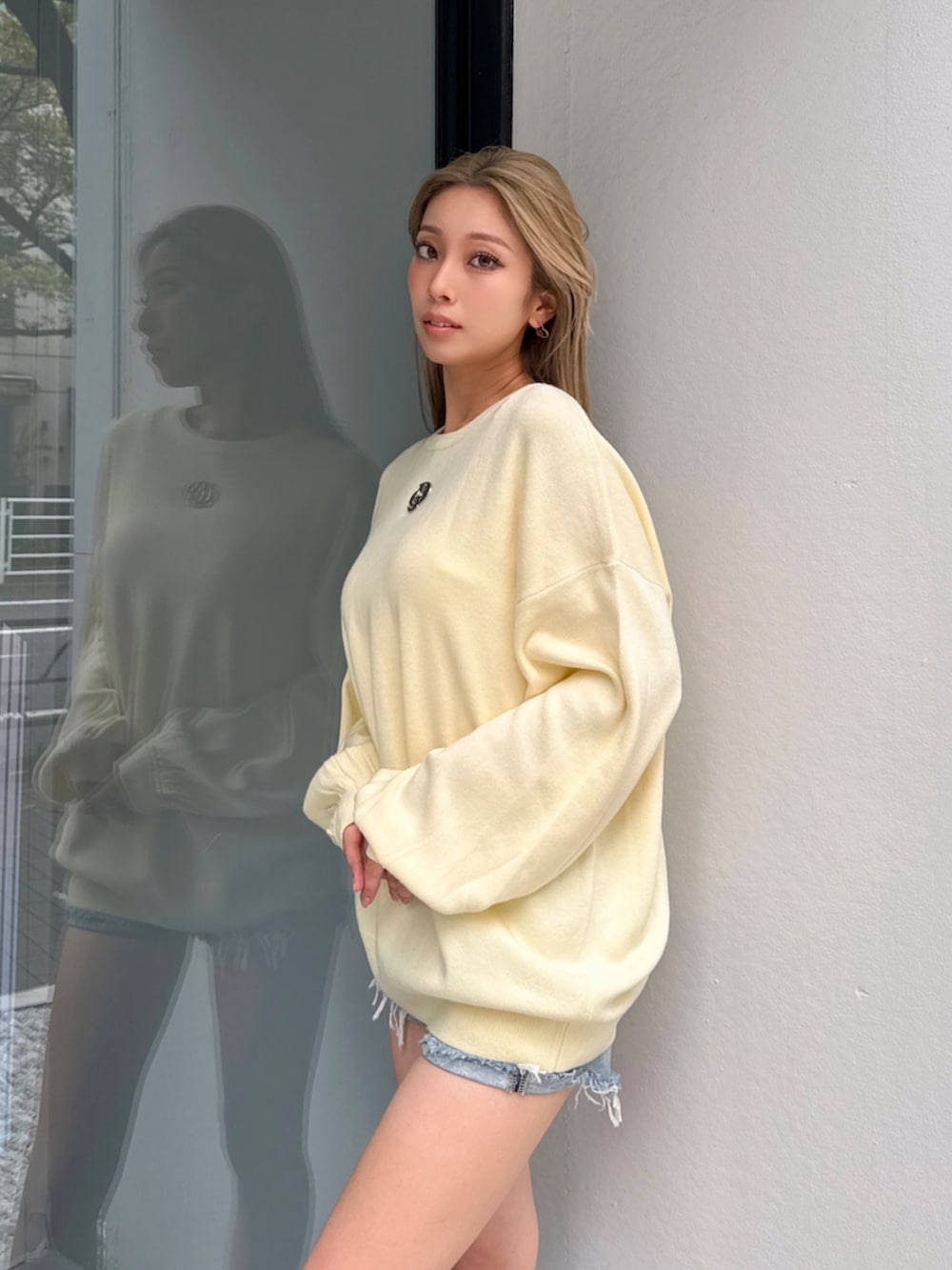 ブルー系のデニムパンツ、イエロー系のニット/セーターを着用したレディースの冬コーディネートの3枚目の写真