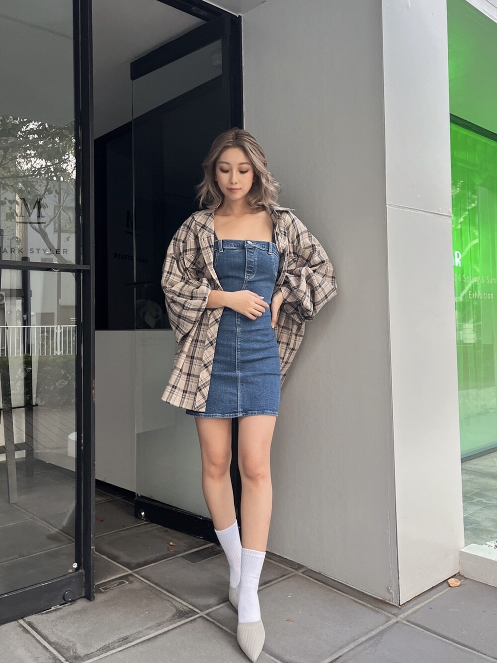 ブルー系のワンピース、ベージュ系のシャツ/ブラウスを着用したレディースの春コーディネートの5枚目の写真