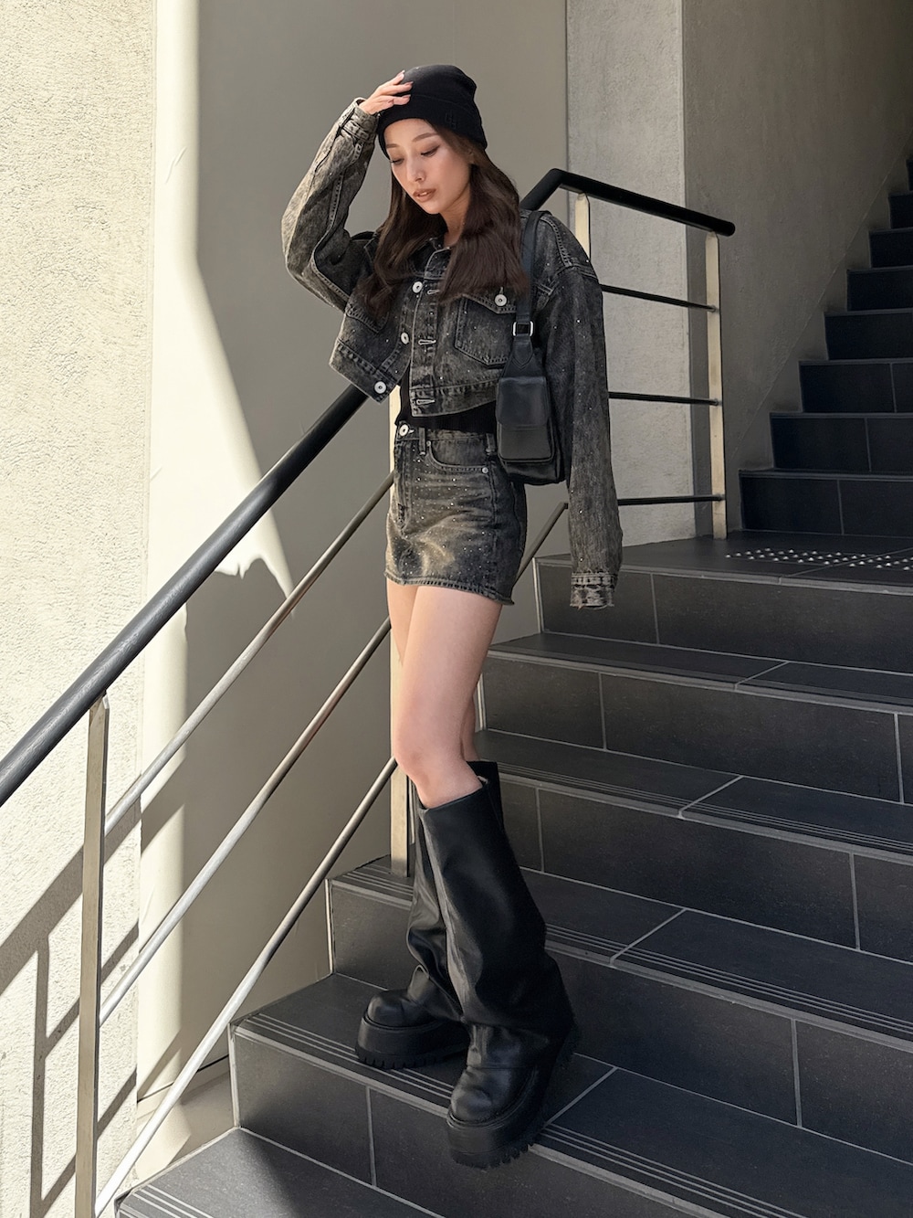 ブラック系のブーツ、ブルー系のデニムジャケットを着用したレディースの秋コーディネートの2枚目の写真