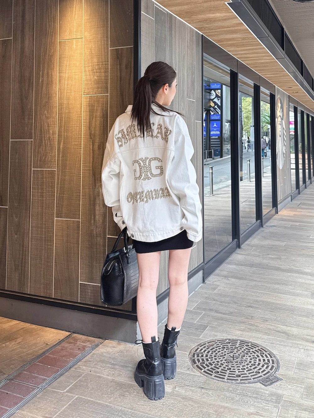 ブルー系のデニムジャケットを着用したレディースの春コーディネートの4枚目の写真