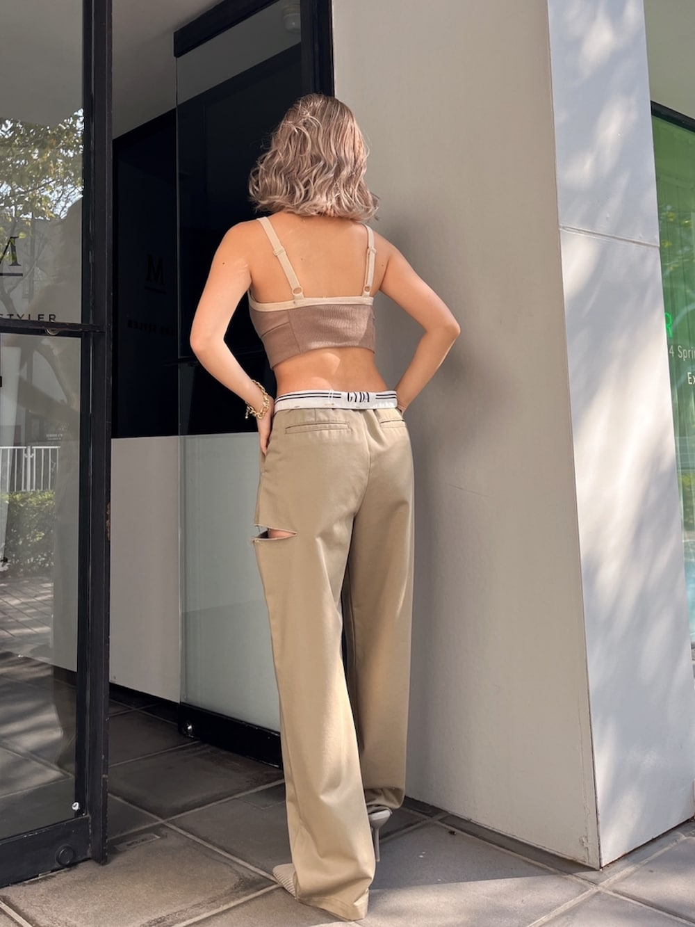 ベージュ系のその他パンツを着用したレディースの夏コーディネートの3枚目の写真