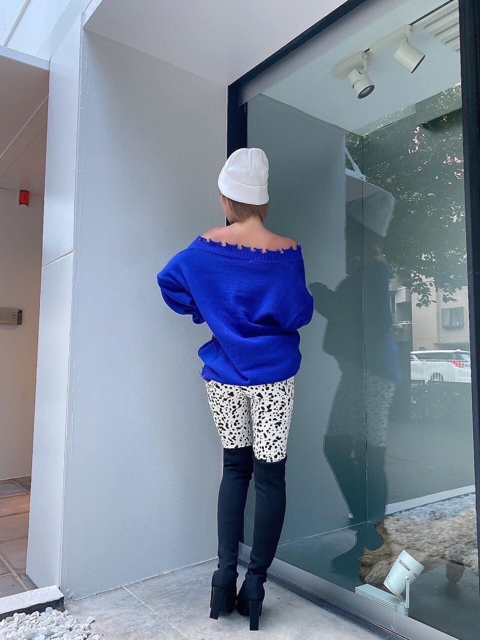 ブルー系のニット/セーター、ブラック系のブーツ、その他のその他パンツを着用したレディースの夏コーディネートの3枚目の写真