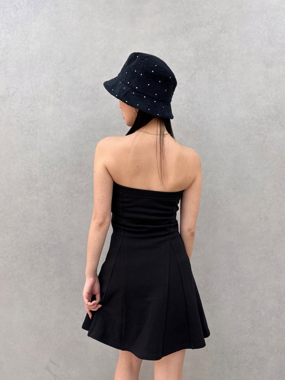 ブラック系のワンピースを着用したレディースの夏コーディネートの4枚目の写真