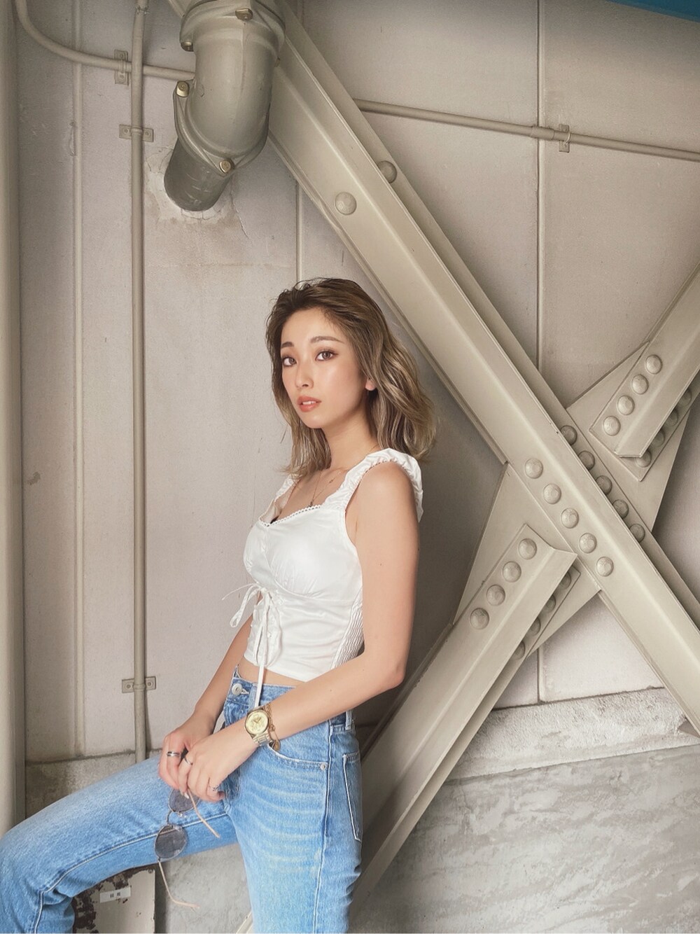 ホワイト系のシャツ/ブラウス、ベージュ系のサンダル、ブルー系のデニムパンツを着用したレディースの夏コーディネートの2枚目の写真