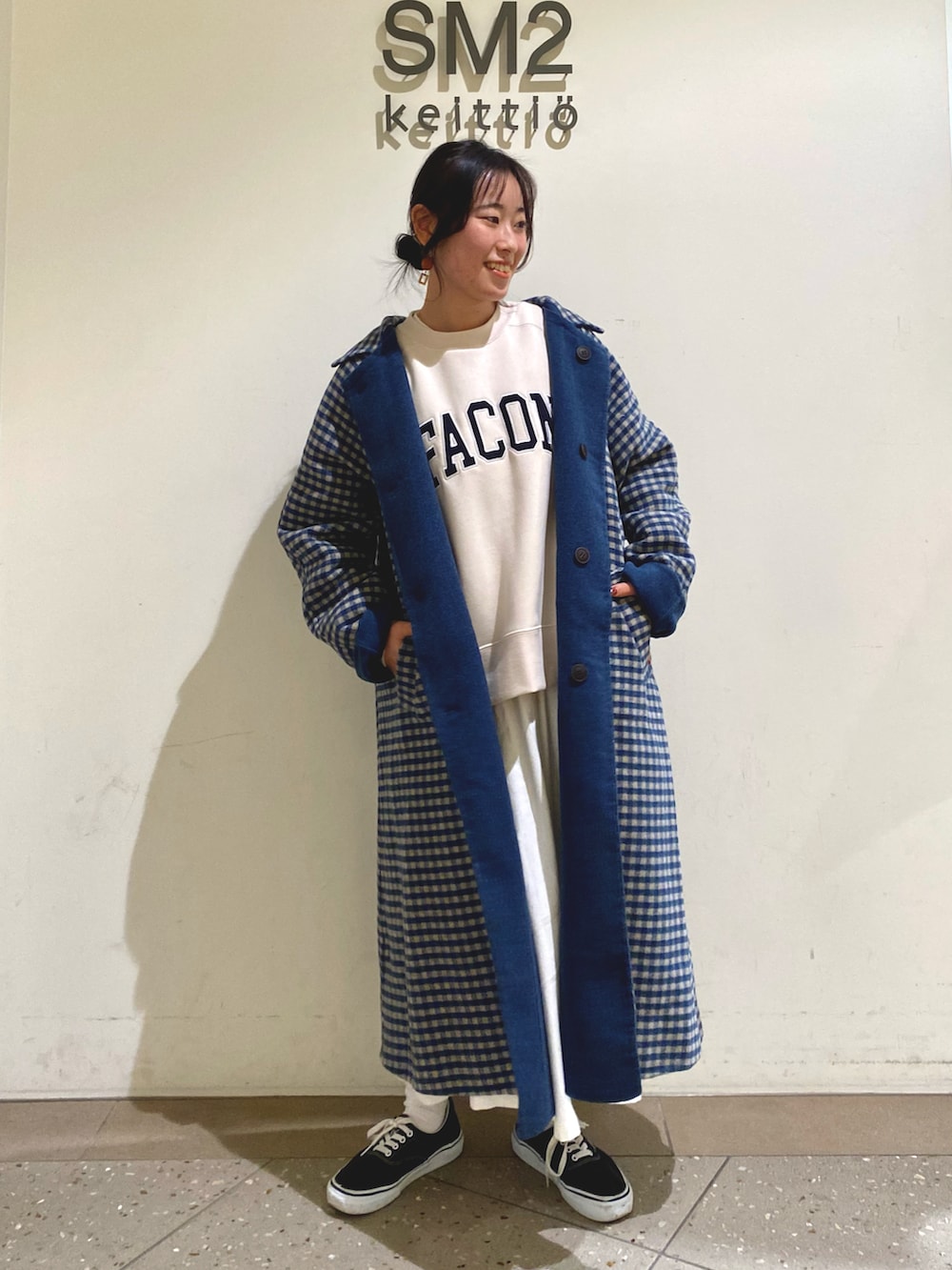 ブルー系のジャケット/アウター、ホワイト系のTシャツ/カットソー、ホワイト系のスカートを着用したレディースの秋コーディネートの2枚目の写真