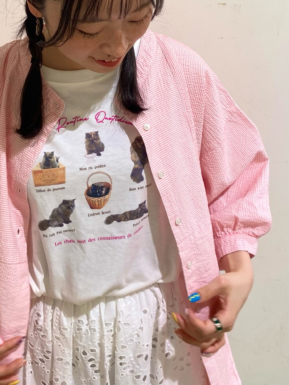 ホワイト系のTシャツ/カットソー、ホワイト系のスカート、ピンク系のシャツ/ブラウスを着用したレディースの春コーディネートの2枚目の写真
