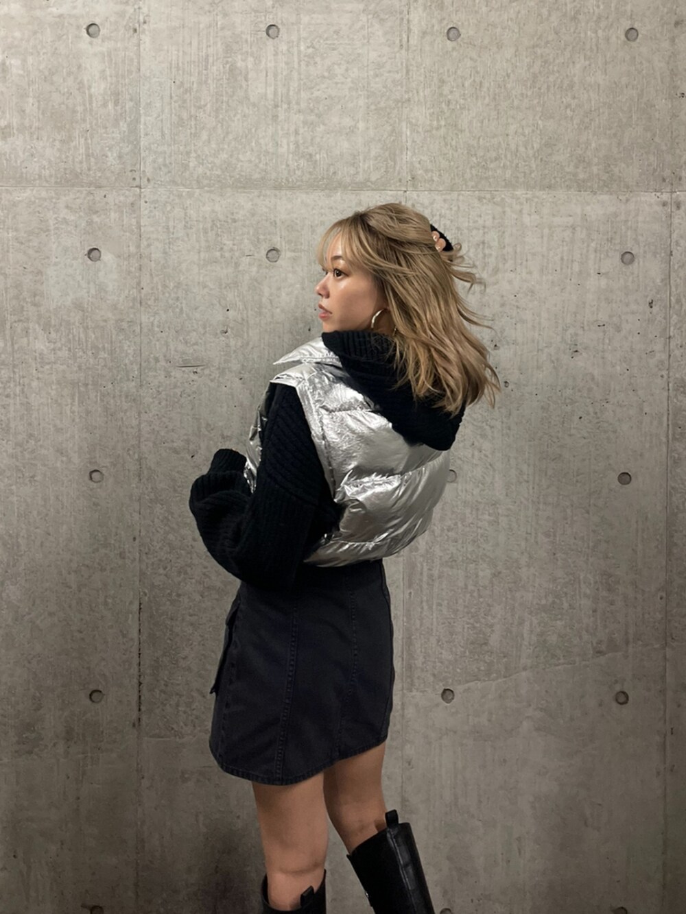 「シンプルコーデ、休日スタイル、ダウンベスト、ベスト、シルバー、ロングブーツ、韓国ファッション、モノトーン、EVRIS 、ニット、ニットカーディガン、カジュアルコーデ、秋カラー、ワントーンコーデ、カラー×コーデ」｜「EVRISのボリュームショートベスト（ダウンベスト、シルバー系）」を使った、Rionaさん（レディース・159cm）の秋コーディネートの5枚目の写真