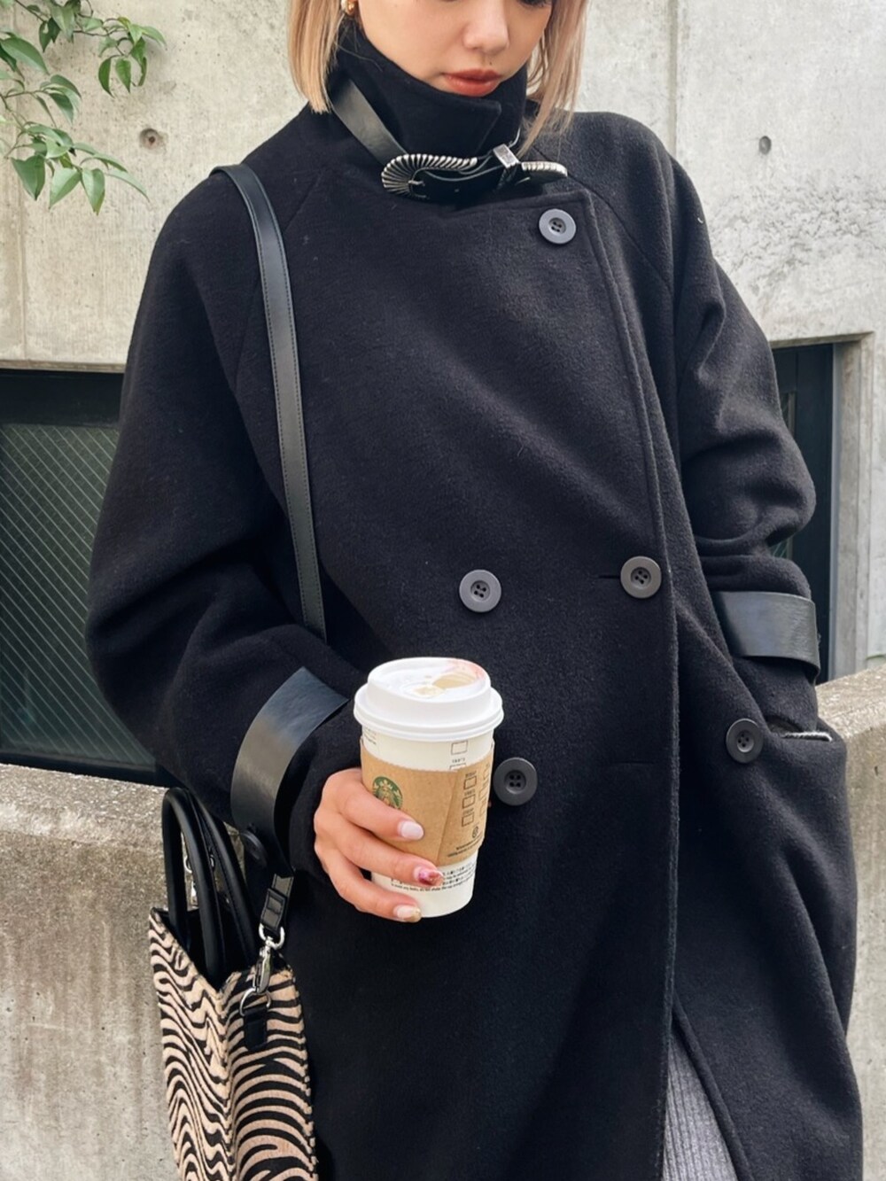 「きれいめカジュアル、ロングコート、コート、冬コーデ、ブーツスタイル、今日のコーデ、韓国ファッション、モノトーン、EVRIS 、ショートブーツ、厚底シューズ、ショルダーバッグ、大人コーデ、ニットワンピース、ハイトーンカラー」｜「EVRISのレザーライクチャンキーブーツ（ブーツ、ブラック系）」を使った、Rionaさん（レディース・159cm）の秋コーディネートの4枚目の写真