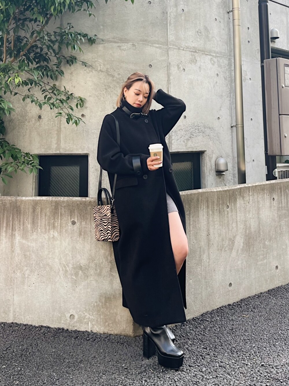 「きれいめカジュアル、ロングコート、コート、冬コーデ、ブーツスタイル、今日のコーデ、韓国ファッション、モノトーン、EVRIS 、ショートブーツ、厚底シューズ、ショルダーバッグ、大人コーデ、ニットワンピース、ハイトーンカラー」｜「EVRISのレザーライクチャンキーブーツ（ブーツ、ブラック系）」を使った、Rionaさん（レディース・159cm）の秋コーディネートの2枚目の写真