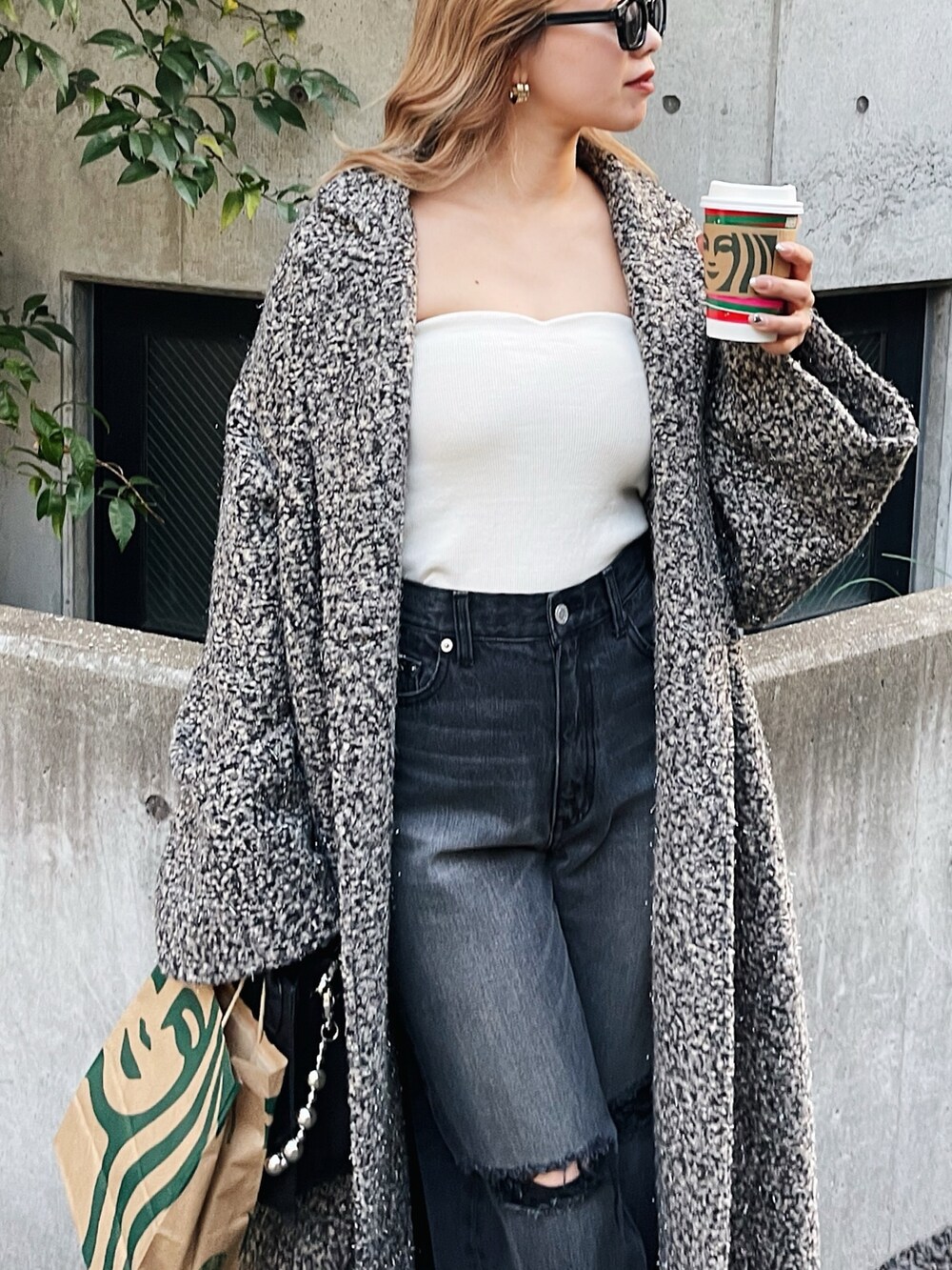 「ロングコート、コート、デニム、ダメージデニムパンツ、ブラックコーデ、ブラックデニム、モノトーン、ワントーンコーデ、EVRIS 、サングラス、厚底シューズ、ブーツ、韓国ファッション、きれいめカジュアル、大人女子」｜「EVRISのダメージワイドデニムパンツ（デニムパンツ、ブラック系）」を使った、Rionaさん（レディース・159cm）の冬コーディネートの5枚目の写真
