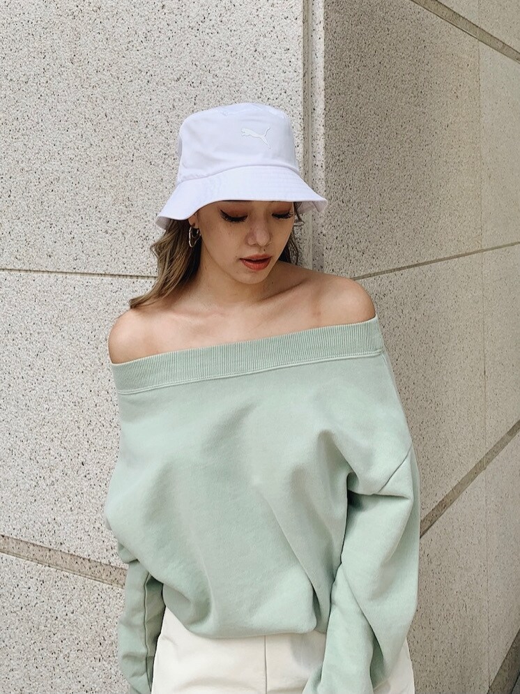 グリーン系のTシャツ/カットソーを着用したレディースの春コーディネートの2枚目の写真