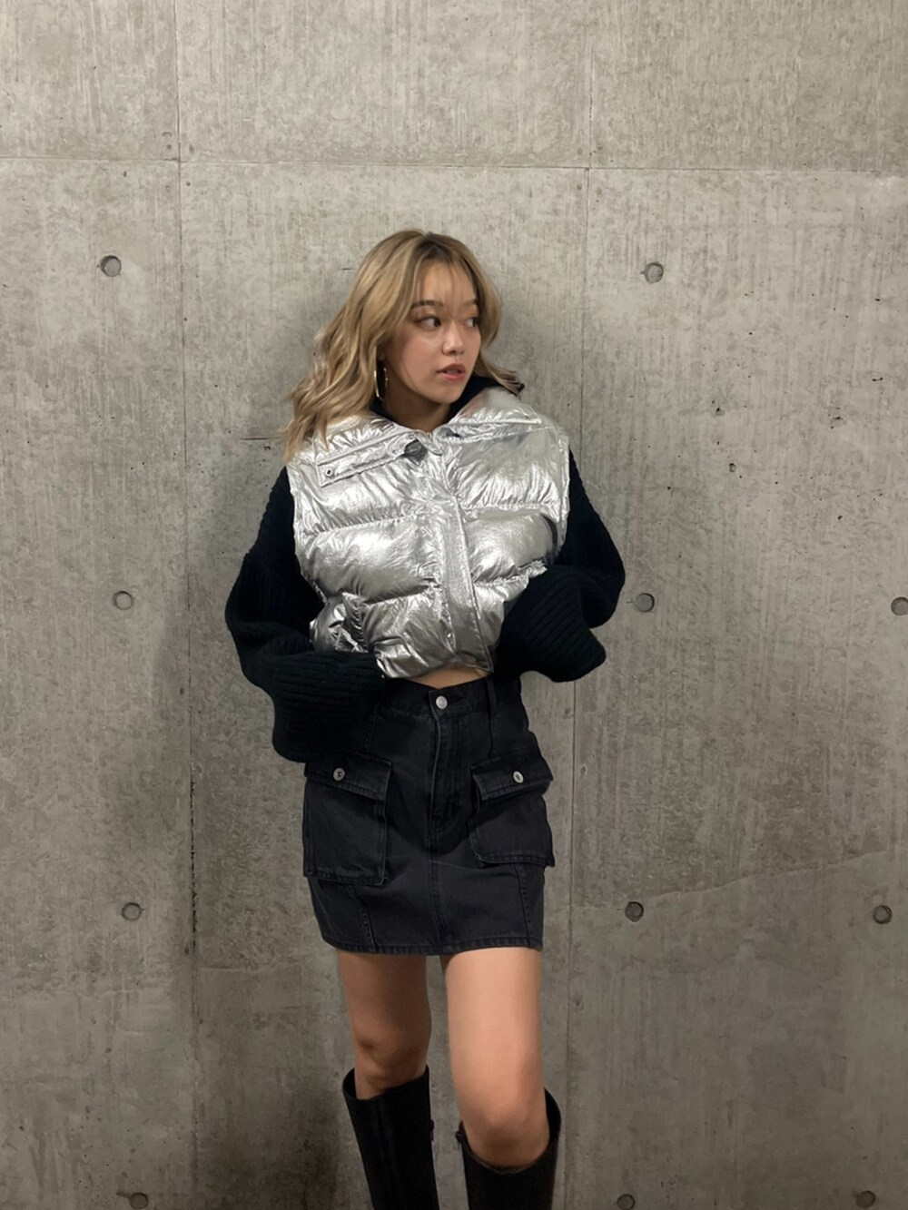 「シンプルコーデ、休日スタイル、ダウンベスト、ベスト、シルバー、ロングブーツ、韓国ファッション、モノトーン、EVRIS 、ニット、ニットカーディガン、カジュアルコーデ、秋カラー、ワントーンコーデ、カラー×コーデ」｜「EVRISのボリュームショートベスト（ダウンベスト、シルバー系）」を使った、Rionaさん（レディース・159cm）の秋コーディネートの3枚目の写真