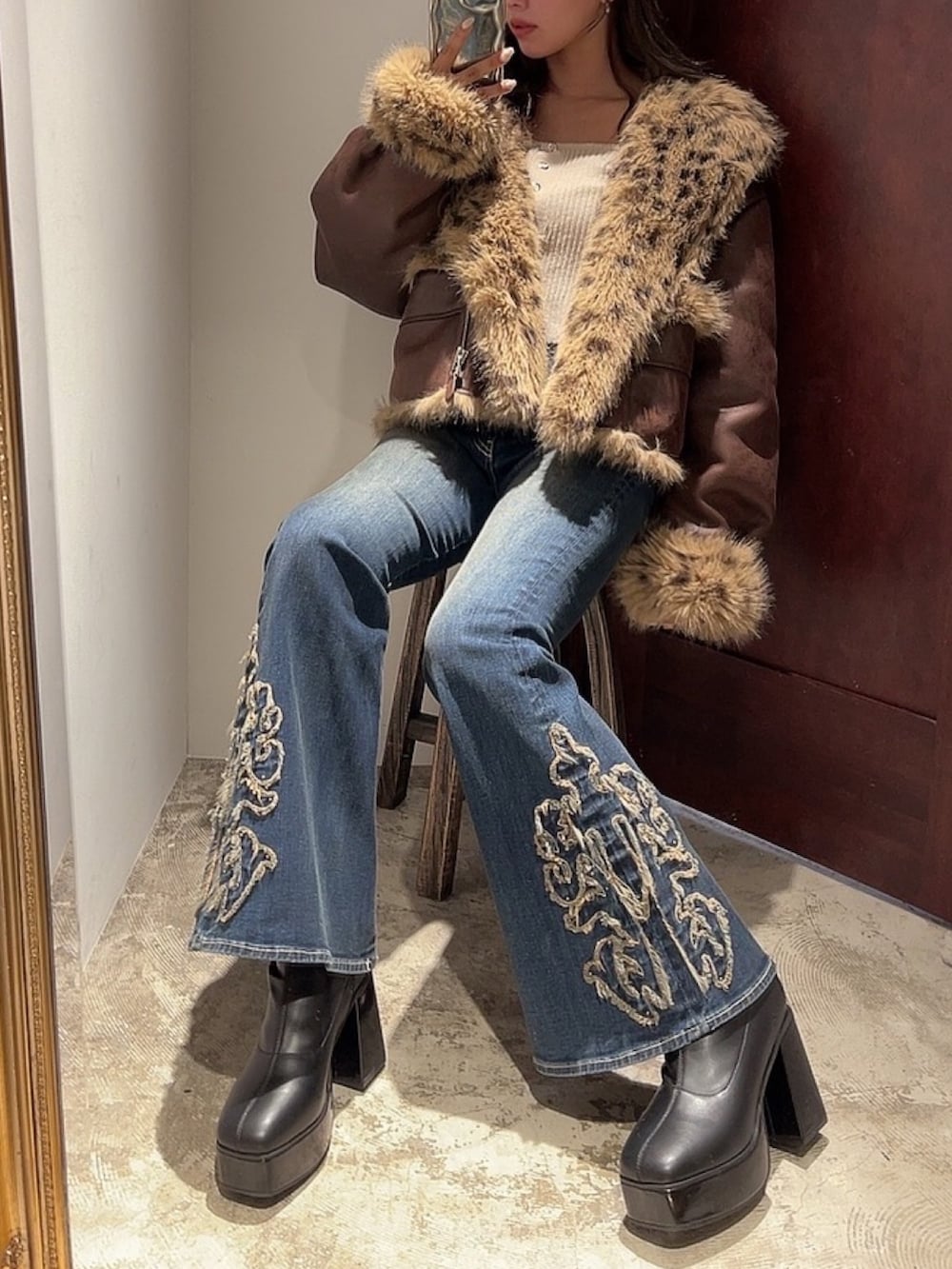 ホワイト系のニット/セーター、その他のブルゾン、ブルー系のデニムパンツを着用したレディースの秋コーディネートの4枚目の写真