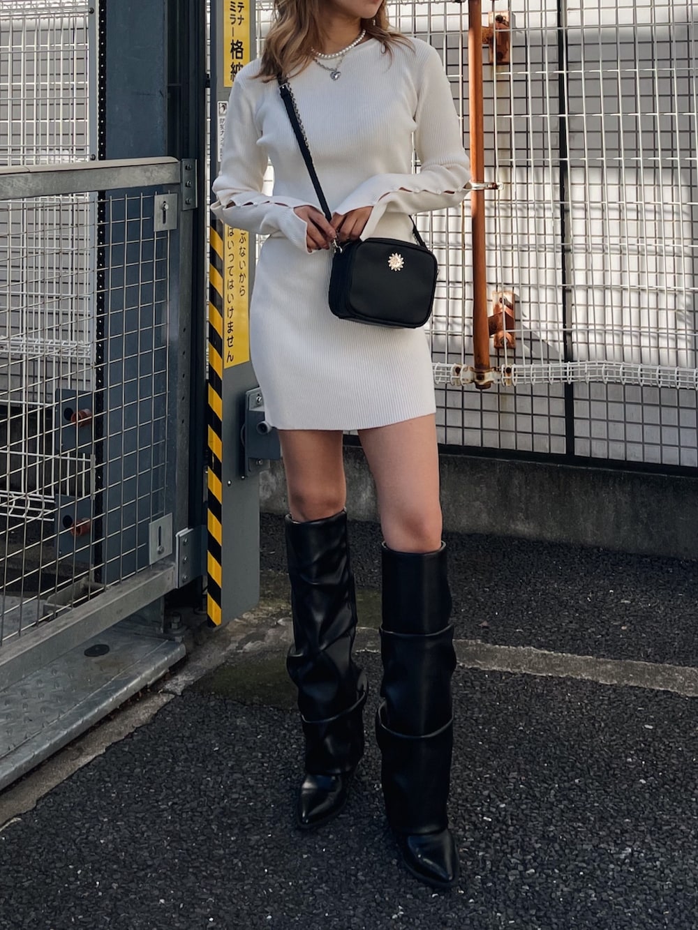 「ロングコート、ニットワンピース、ミニワンピ、ブーツ、ブーツスタイル、ロングブーツ、ボリューム、コート、デート/ロマンティック、ワンピーススタイル、冬コーデ、マイベストコーデ2023、お出かけコーデ、今日のコーデ、冬服」｜「EVRISのアイテム（ショルダーバッグ、ブラック系）」を使った、Rionaさん（レディース・159cm）の冬コーディネートの3枚目の写真