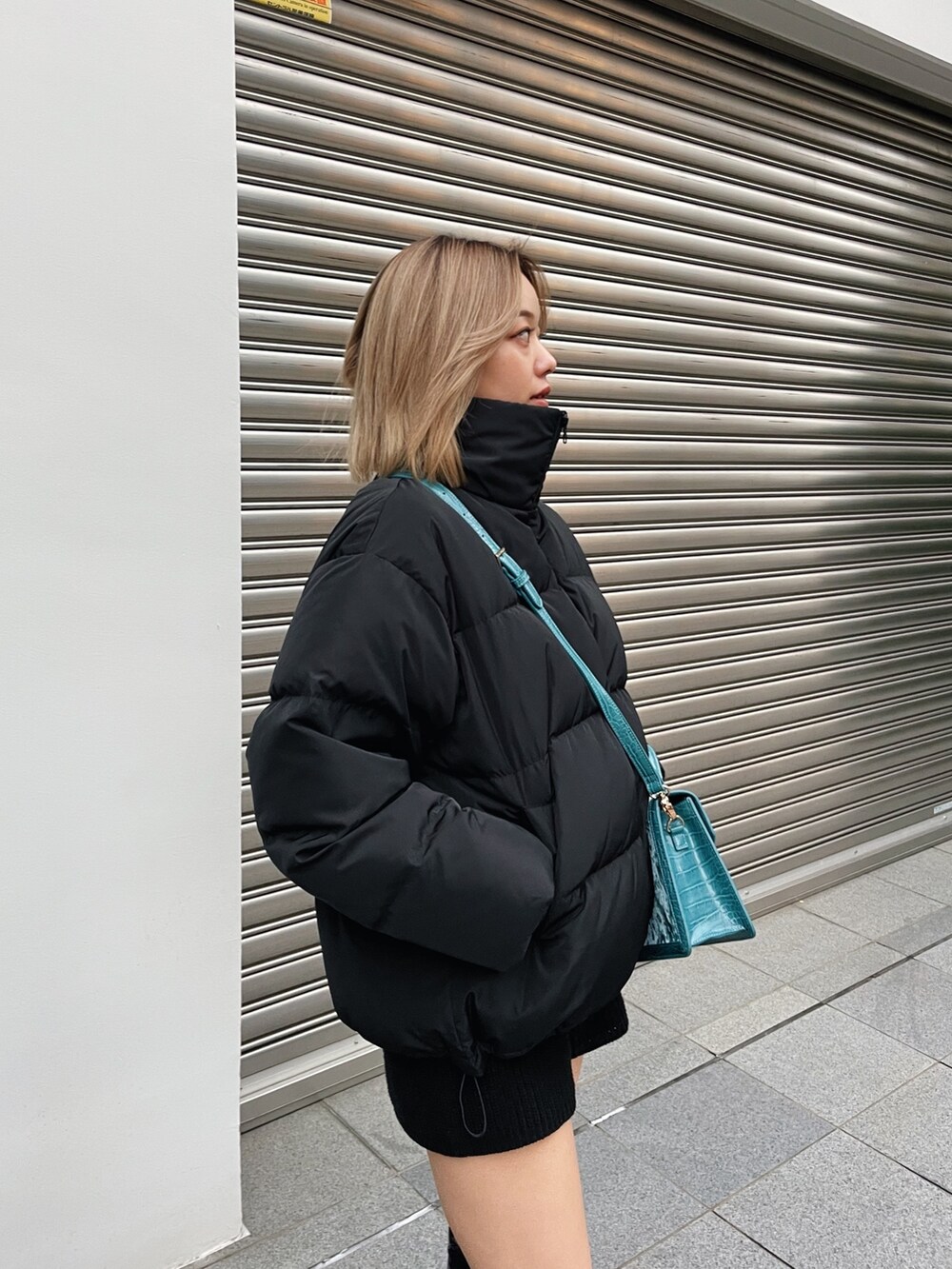 「休日スタイル、秋冬、冬のコーデ、オトナカジュアル、ビッグシルエット、シンプル、黒、冬、韓国ファッション、EVRIS 、レースアップシューズ、ロングブーツ、ダウンジャケット、オールブラック、骨格ウェーブ」｜「EVRISのレースアップミドルブーツ（ブーツ、ブラック系）」を使った、Rionaさん（レディース・159cm）の冬コーディネートの4枚目の写真