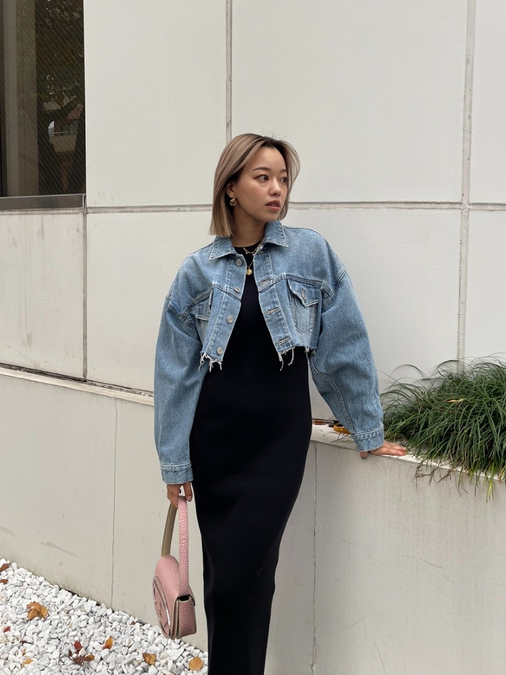 「Diesel、ロングワンピース、ニットワンピース、タイトスカート、ほめられ本命コーデ、ショートブーツ、デートスタイル（WOMEN）、デニムジャケット、EVRIS 、はるコーデ、春コーデ、お出かけコーデ、ゆるコーデ、ootd、ワンピースコーデ」｜「EVRISのダメージデニムショートジャケット【セットアップ着用可能】（デニムジャケット、ブルー系）」を使った、Rionaさん（レディース・159cm）の冬コーディネートの2枚目の写真