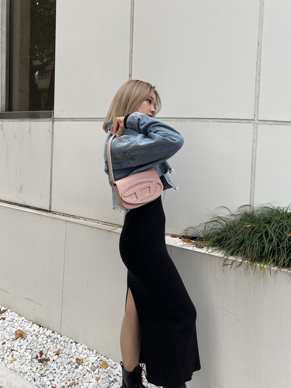 「Diesel、ロングワンピース、ニットワンピース、タイトスカート、ほめられ本命コーデ、ショートブーツ、デートスタイル（WOMEN）、デニムジャケット、EVRIS 、はるコーデ、春コーデ、お出かけコーデ、ゆるコーデ、ootd、ワンピースコーデ」｜「EVRISのダメージデニムショートジャケット【セットアップ着用可能】（デニムジャケット、ブルー系）」を使った、Rionaさん（レディース・159cm）の冬コーディネートの3枚目の写真