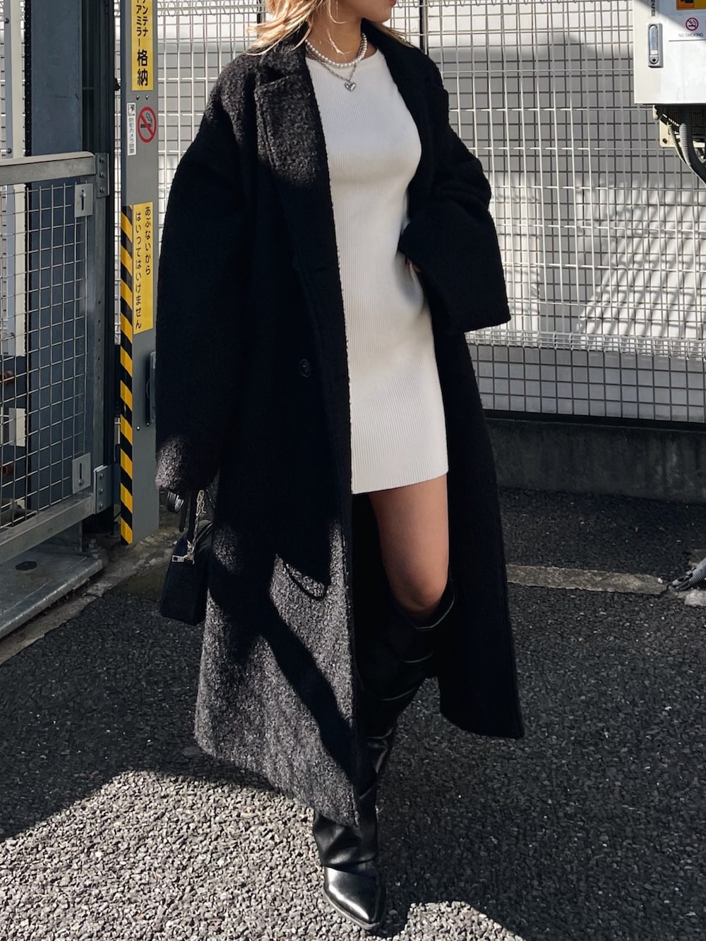 「ロングコート、ニットワンピース、ミニワンピ、ブーツ、ブーツスタイル、ロングブーツ、ボリューム、コート、デート/ロマンティック、ワンピーススタイル、冬コーデ、マイベストコーデ2023、お出かけコーデ、今日のコーデ、冬服」｜「EVRISのアイテム（ショルダーバッグ、ブラック系）」を使った、Rionaさん（レディース・159cm）の冬コーディネートの4枚目の写真