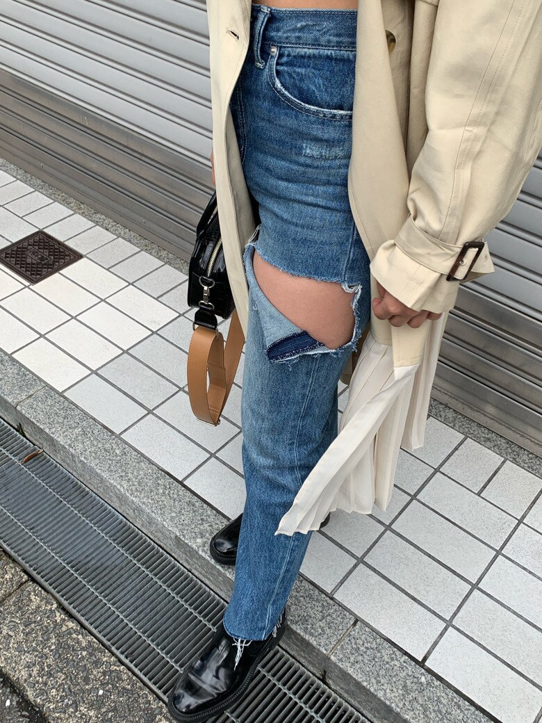 「EVRIS、デニムコーデ、デニム、春コーデ、トレンチコート、春アウター、プリーツ」｜「EVRISのバックレースアップトレンチコート（トレンチコート、ベージュ系）」を使った、Rionaさん（レディース・159cm）の春コーディネートの2枚目の写真