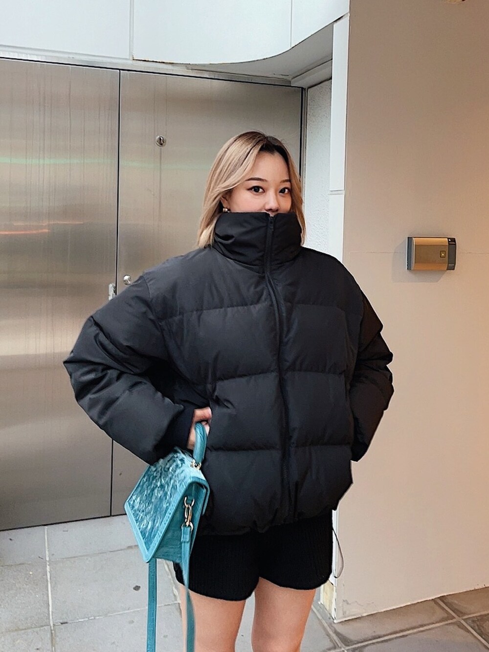 「休日スタイル、秋冬、冬のコーデ、オトナカジュアル、ビッグシルエット、シンプル、黒、冬、韓国ファッション、EVRIS 、レースアップシューズ、ロングブーツ、ダウンジャケット、オールブラック、骨格ウェーブ」｜「EVRISのレースアップミドルブーツ（ブーツ、ブラック系）」を使った、Rionaさん（レディース・159cm）の冬コーディネートの5枚目の写真