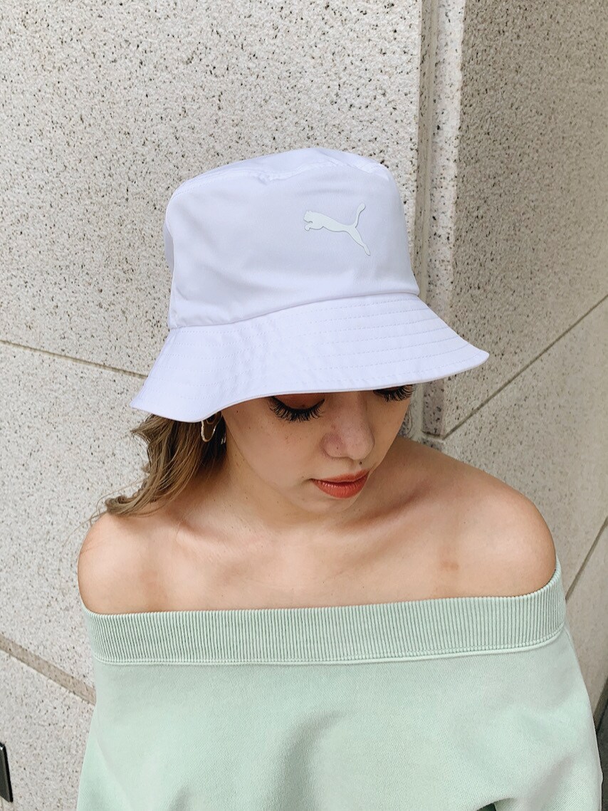 グリーン系のTシャツ/カットソーを着用したレディースの春コーディネートの3枚目の写真