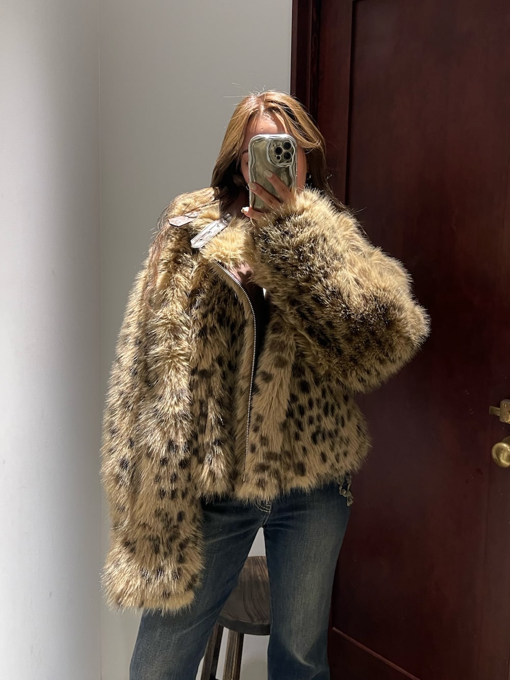 ホワイト系のニット/セーター、その他のブルゾン、ブルー系のデニムパンツを着用したレディースの秋コーディネートの3枚目の写真