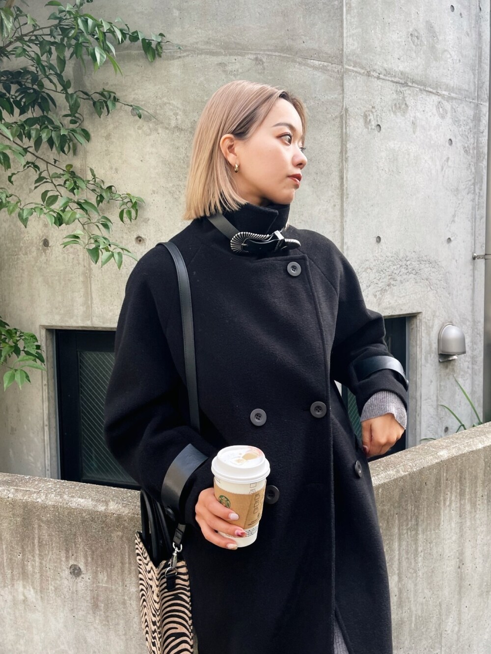 「きれいめカジュアル、ロングコート、コート、冬コーデ、ブーツスタイル、今日のコーデ、韓国ファッション、モノトーン、EVRIS 、ショートブーツ、厚底シューズ、ショルダーバッグ、大人コーデ、ニットワンピース、ハイトーンカラー」｜「EVRISのレザーライクチャンキーブーツ（ブーツ、ブラック系）」を使った、Rionaさん（レディース・159cm）の秋コーディネートの3枚目の写真