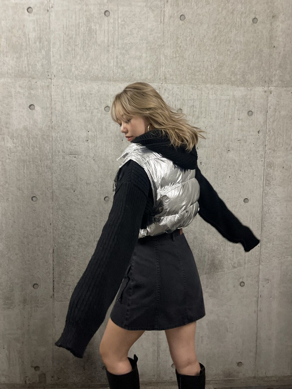 「シンプルコーデ、休日スタイル、ダウンベスト、ベスト、シルバー、ロングブーツ、韓国ファッション、モノトーン、EVRIS 、ニット、ニットカーディガン、カジュアルコーデ、秋カラー、ワントーンコーデ、カラー×コーデ」｜「EVRISのボリュームショートベスト（ダウンベスト、シルバー系）」を使った、Rionaさん（レディース・159cm）の秋コーディネートの4枚目の写真