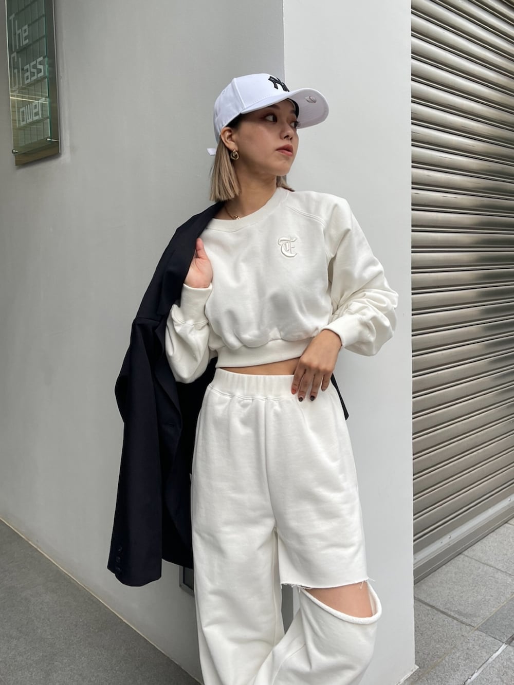 「スウェットパンツ、スウェットコーデ、セットアップ、NEW ERA、キャップ女子、オールホワイト、EVRIS 、春服、ほめられ本命コーデ、お出かけコーデ、楽チンコーデ、お仕事コーデ、ゆるコーデ、ootd、スウェット」｜「EVRISのショートスウェットトップス【セットアップ着用可能】（スウェット、ホワイト系）」を使った、Rionaさん（レディース・159cm）の冬コーディネートの4枚目の写真