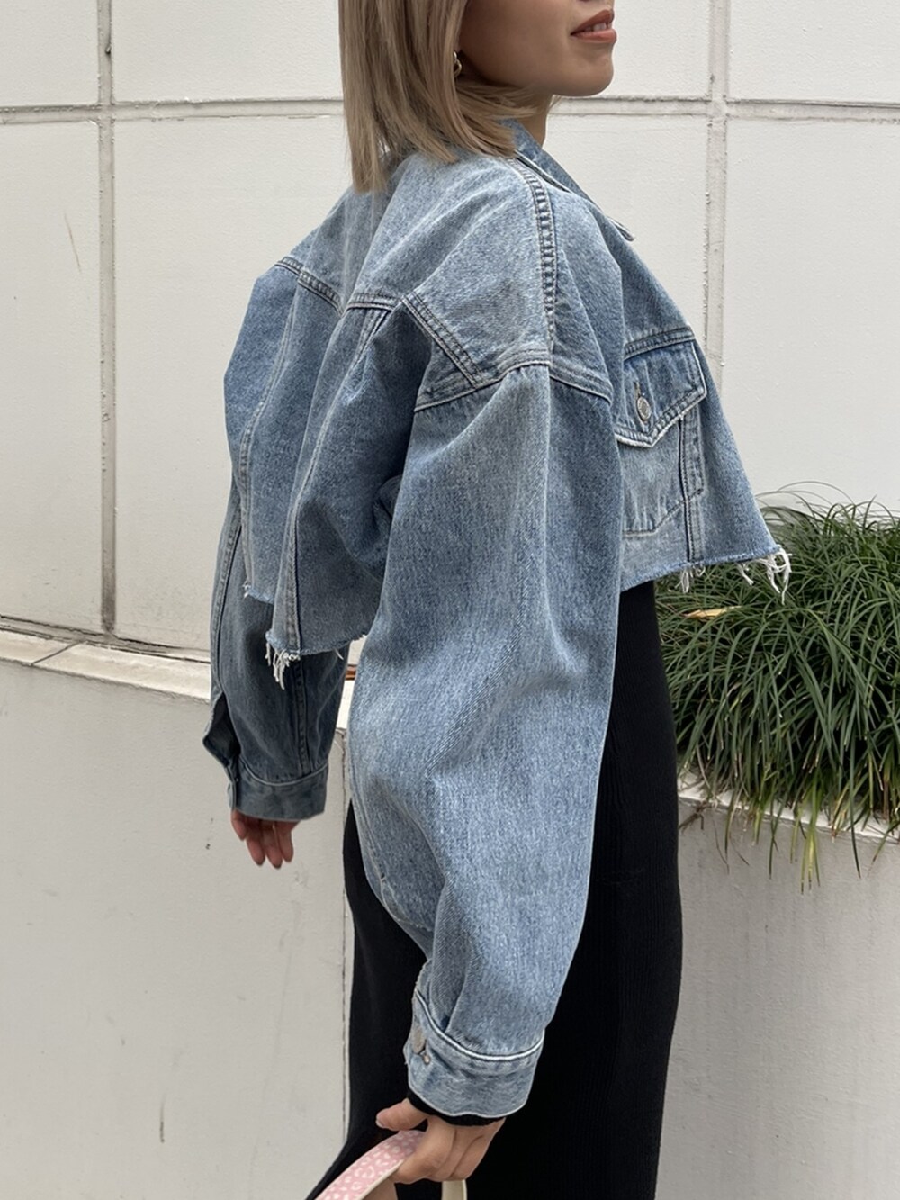 「Diesel、ロングワンピース、ニットワンピース、タイトスカート、ほめられ本命コーデ、ショートブーツ、デートスタイル（WOMEN）、デニムジャケット、EVRIS 、はるコーデ、春コーデ、お出かけコーデ、ゆるコーデ、ootd、ワンピースコーデ」｜「EVRISのダメージデニムショートジャケット【セットアップ着用可能】（デニムジャケット、ブルー系）」を使った、Rionaさん（レディース・159cm）の冬コーディネートの4枚目の写真