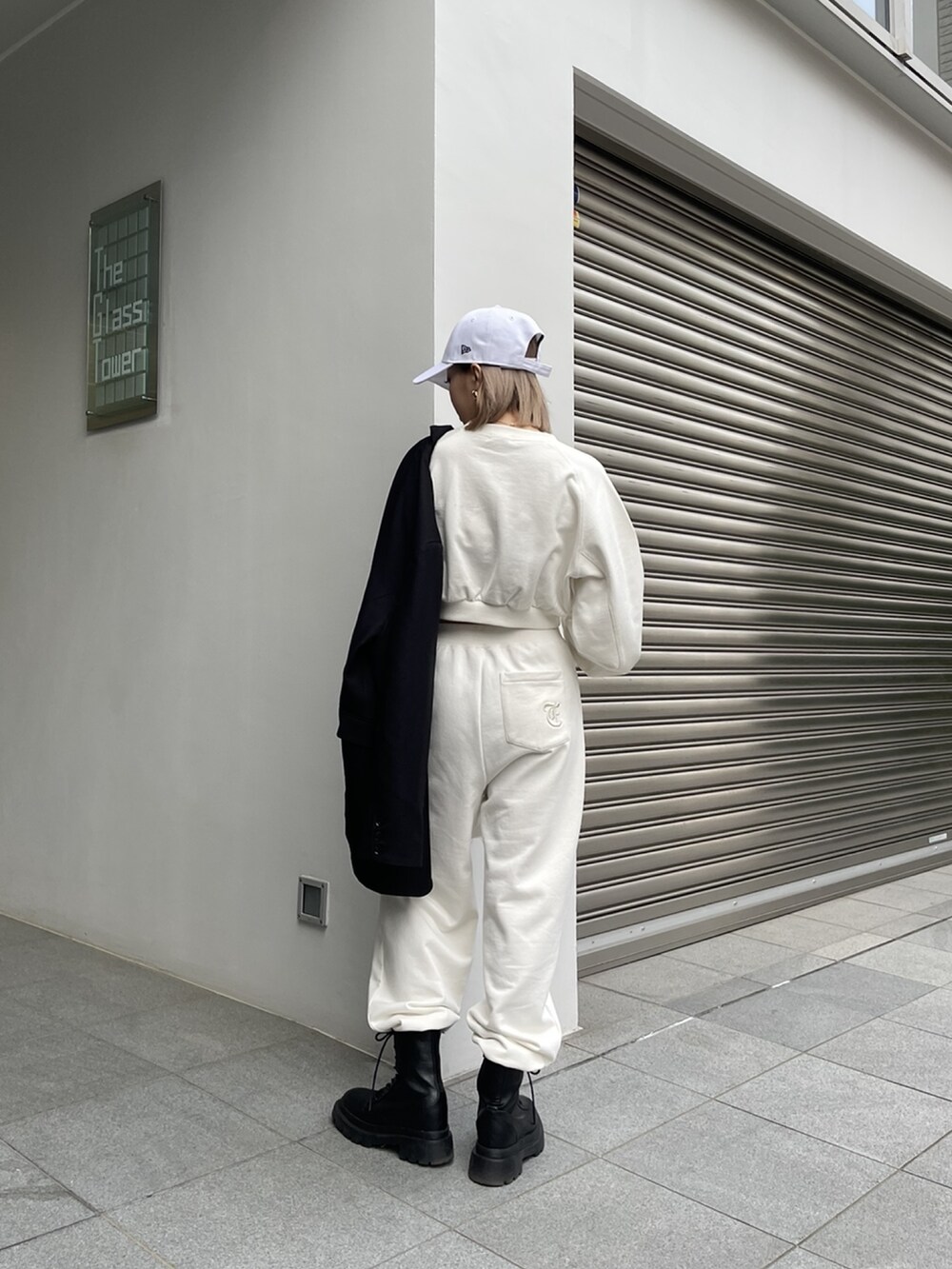 「スウェットパンツ、スウェットコーデ、セットアップ、NEW ERA、キャップ女子、オールホワイト、EVRIS 、春服、ほめられ本命コーデ、お出かけコーデ、楽チンコーデ、お仕事コーデ、ゆるコーデ、ootd、スウェット」｜「EVRISのショートスウェットトップス【セットアップ着用可能】（スウェット、ホワイト系）」を使った、Rionaさん（レディース・159cm）の冬コーディネートの2枚目の写真
