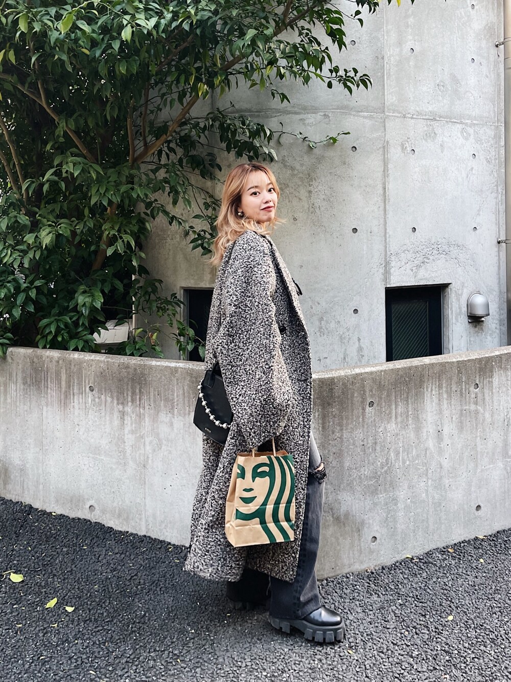 「ロングコート、コート、デニム、ダメージデニムパンツ、ブラックコーデ、ブラックデニム、モノトーン、ワントーンコーデ、EVRIS 、サングラス、厚底シューズ、ブーツ、韓国ファッション、きれいめカジュアル、大人女子」｜「EVRISのダメージワイドデニムパンツ（デニムパンツ、ブラック系）」を使った、Rionaさん（レディース・159cm）の冬コーディネートの2枚目の写真